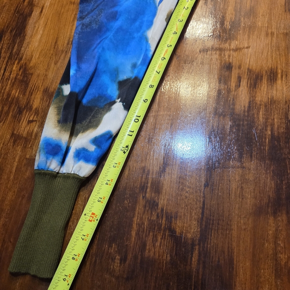 NWT DKNY Dark Olive Green Sweater Wkth Ink Swirl Patter Sleeves - Picture 8 of 8